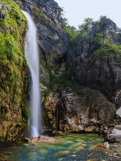 albania trekking cascada naturaleza