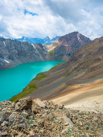 kirguistan lago montaña